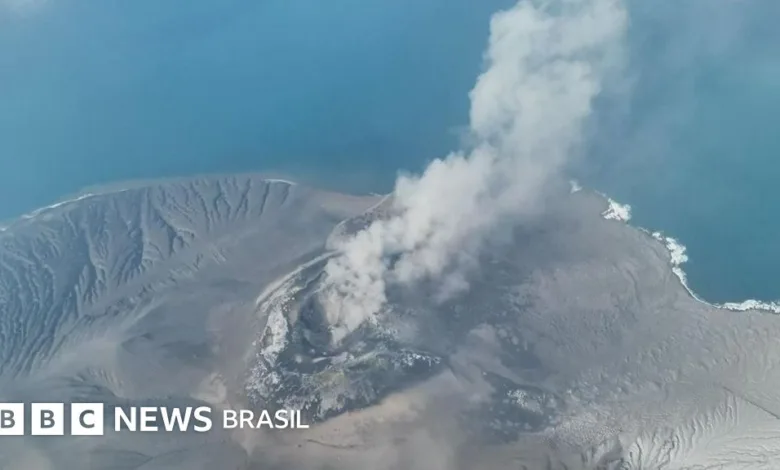 Nuvem de cinzas e lava geradas por erupção vulcânica na Indonésia