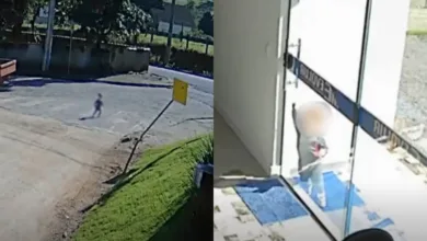 Câmera de segurança registra bebê caminhando sozinho na rua