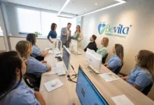 Profissional de saúde prestando atendimento especializado a idoso