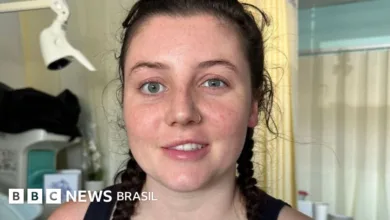 Jovem sorrindo em área externa
