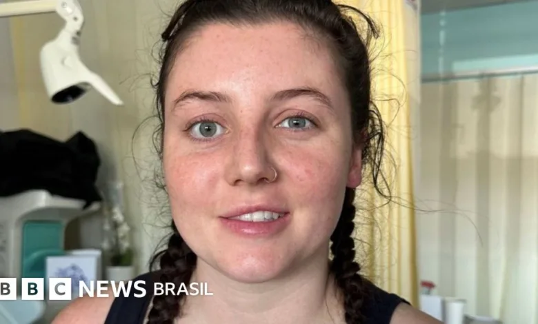 Jovem que sofreu AVC aos 26 anos relata superação e mudança de vida 1 Jovem sorrindo em área externa