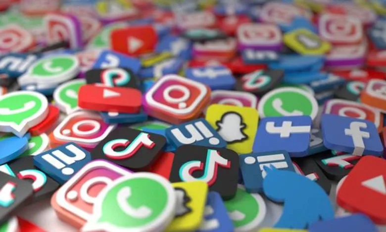 Comitê Gestor da Internet publica diretriz para regular redes sociais 1 Ilustração conceitual sobre redes sociais e internet