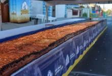 Confeiteira do Paraná faz bolo “Matilda” gigante de 2 toneladas e 600 litros de calda 7 Bolo de chocolate gigante inspirada no filme Matilda