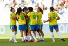 Jogadoras da seleção brasileira comemoram gol em partida oficial.