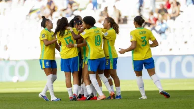 Jogadoras da seleção brasileira comemoram gol em partida oficial.
