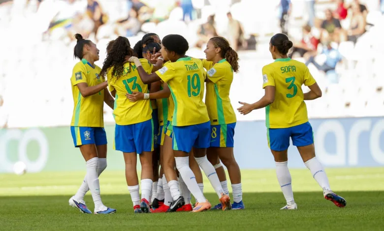 Jogadoras da seleção brasileira comemoram gol em partida oficial.