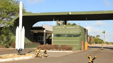 Foguete e estrutura de lançamento espacial