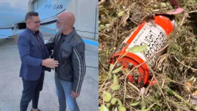 Destroços de helicóptero em área de mata