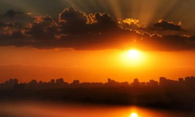 Paisagem de Curitiba sob tempo instável antes da chegada do calor
