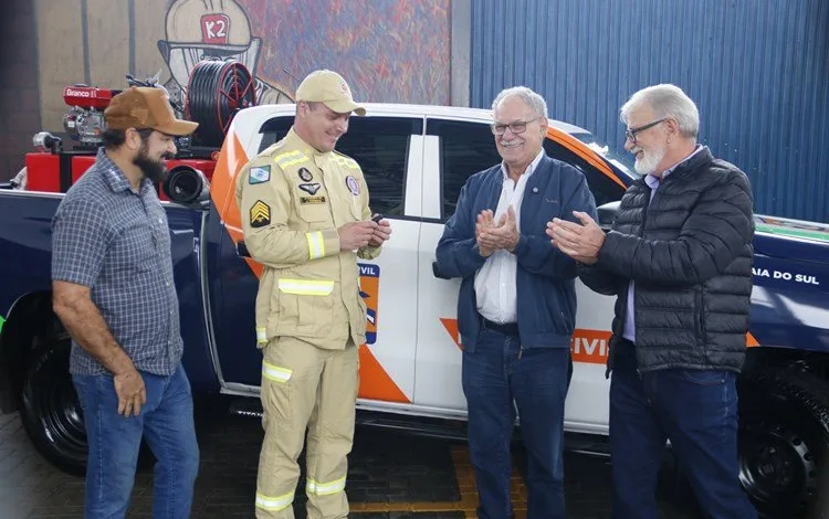 Nova caminhonete 4x4 entregue para a Brigada Comunitária de Jandaia do Sul