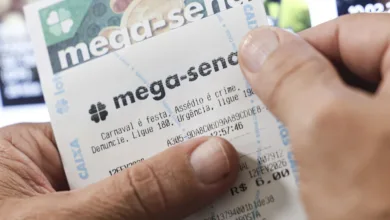 Mega-Sena acumula para R$ 95 milhões; confira os números sorteados 2 Globos de sorteio da Mega-Sena em evento da Caixa