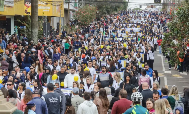 Avenida Curitiba em Apucarana preparada para o Desfile de 7 de Setembro