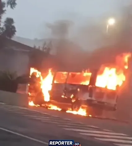 Van escolar destruída por incêndio em Apucarana
