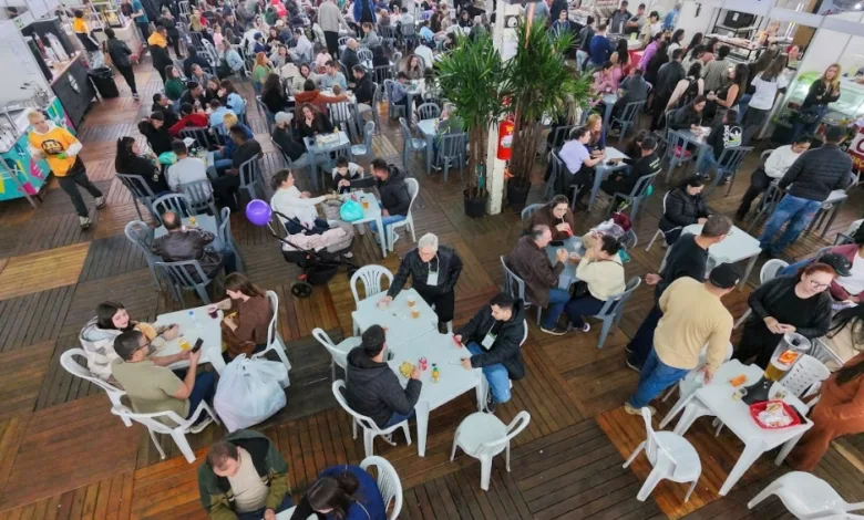 Visitantes circulando pelos corredores da Festoque 2026 em Apucarana