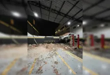 Carro com teto destruído após queda de estrutura de oficina em Arapoanga