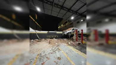 Temporal em Arapoanga destrói parte de oficina e atinge quatro carros de clientes 4 Carro com teto destruído após queda de estrutura de oficina em Arapoanga