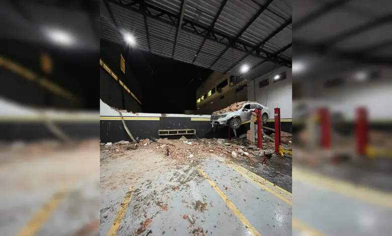Carro com teto destruído após queda de estrutura de oficina em Arapoanga