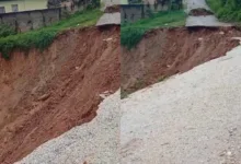 Chuva destrói rua e deixa moradores sem acesso na Grande Curitiba 7 Rua destruída por erosão em Almirante Tamandaré