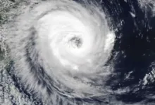 Paisagem com céu nublado indicando tempestade