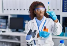 Pesquisadoras trabalhando em laboratório