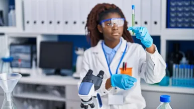 Pesquisadoras trabalhando em laboratório