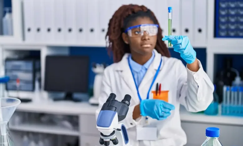 Pesquisadoras trabalhando em laboratório