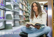 Livros empilhados em uma biblioteca