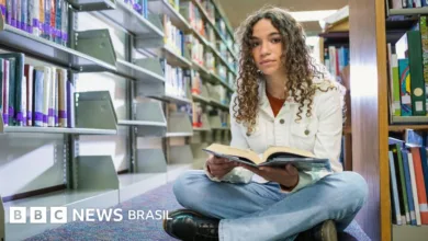 Livros empilhados em uma biblioteca