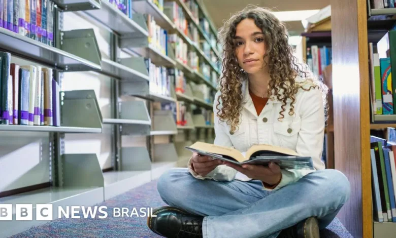Livros empilhados em uma biblioteca