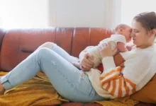 Mulher segurando um recém-nascido