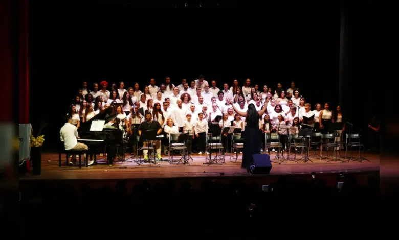 Apresentação musical no palco do Cine Teatro Fênix
