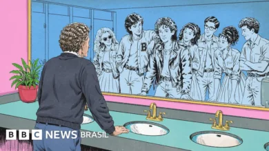 Alunos em um corredor escolar