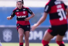 Jogadoras em partida de futebol feminino