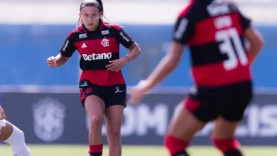 Jogadoras em partida de futebol feminino