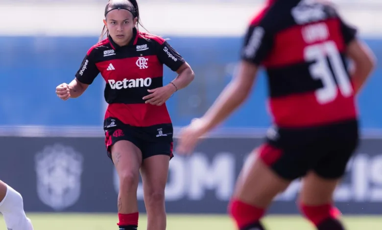 Jogadoras em partida de futebol feminino