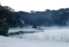 Paisagem urbana sob frio intenso no Paraná