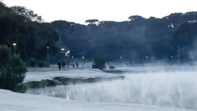 Paisagem urbana sob frio intenso no Paraná