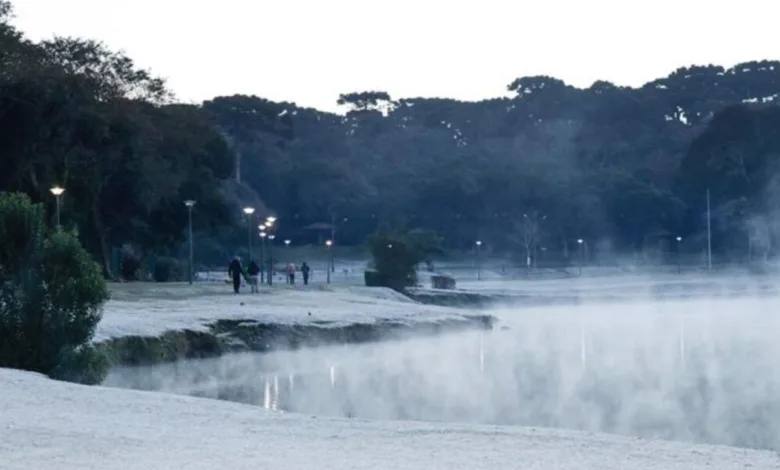 Paisagem urbana sob frio intenso no Paraná