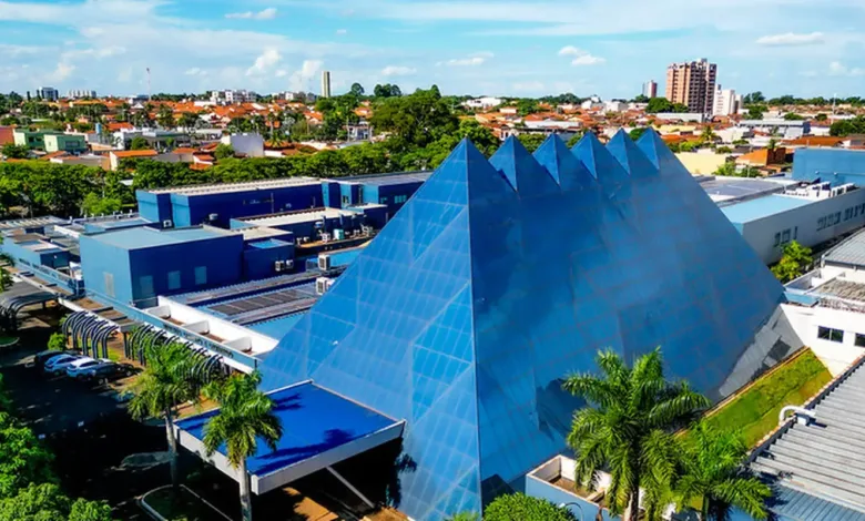 Fachada e instalações do Hospital de Amor em Barretos