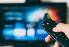 Controle remoto de televisão em destaque