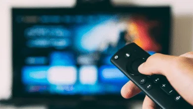 Controle remoto de televisão em destaque