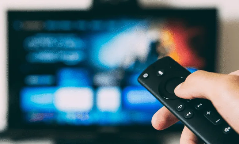 Controle remoto de televisão em destaque