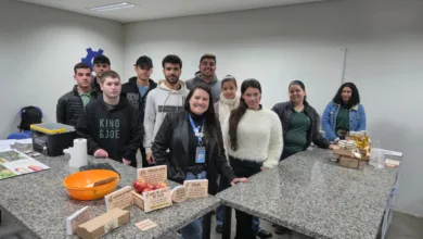 Acadêmicos de Agronegócio da Fatec Ivaiporã transformam matérias-primas em produtos 3 Alunos da Fatec Ivaiporã apresentam produtos desenvolvidos no curso de Agronegócio