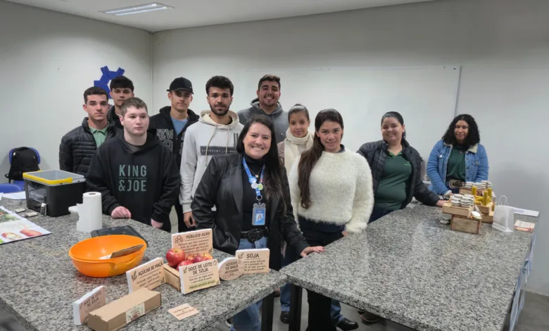 Acadêmicos de Agronegócio da Fatec Ivaiporã transformam matérias-primas em produtos 1 Alunos da Fatec Ivaiporã apresentam produtos desenvolvidos no curso de Agronegócio