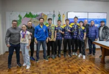 Prefeito Rodolfo Mota com atletas campeões de handebol e jiu-jitsu em Apucarana