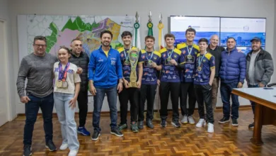Prefeito Rodolfo Mota com atletas campeões de handebol e jiu-jitsu em Apucarana