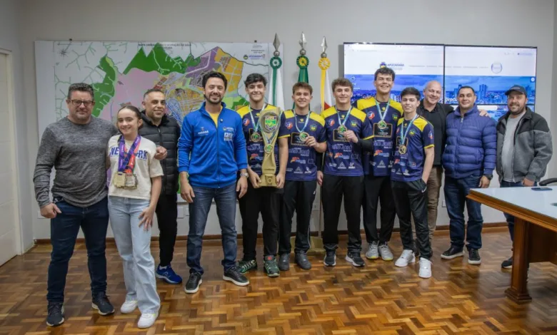 Prefeito Rodolfo Mota com atletas campeões de handebol e jiu-jitsu em Apucarana
