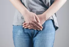 Mulher com sintomas de desconforto urinário