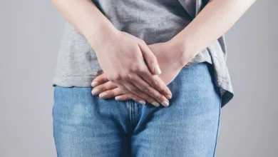 Mulher com sintomas de desconforto urinário