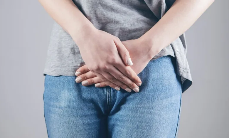 Mulher com sintomas de desconforto urinário